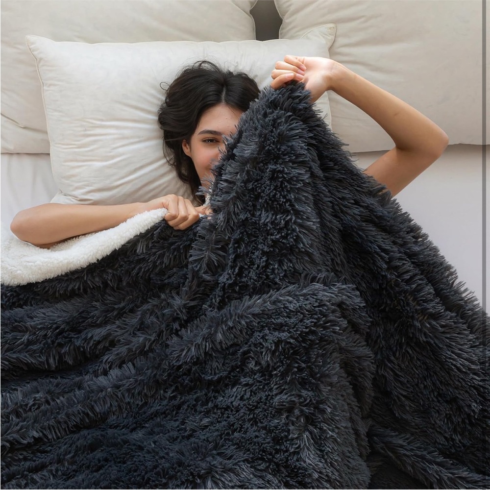 Luxurious shaggy fleece sherpa Blanket - Picture 3 of 6